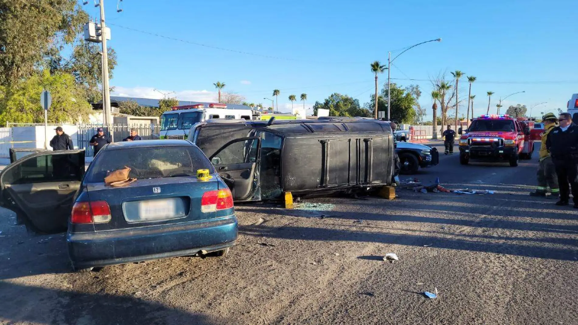 Al menos dos personas resultaron lesionadas, por fuerte choque-volcadura registrado por la avenida Quintana Roo y calle 7